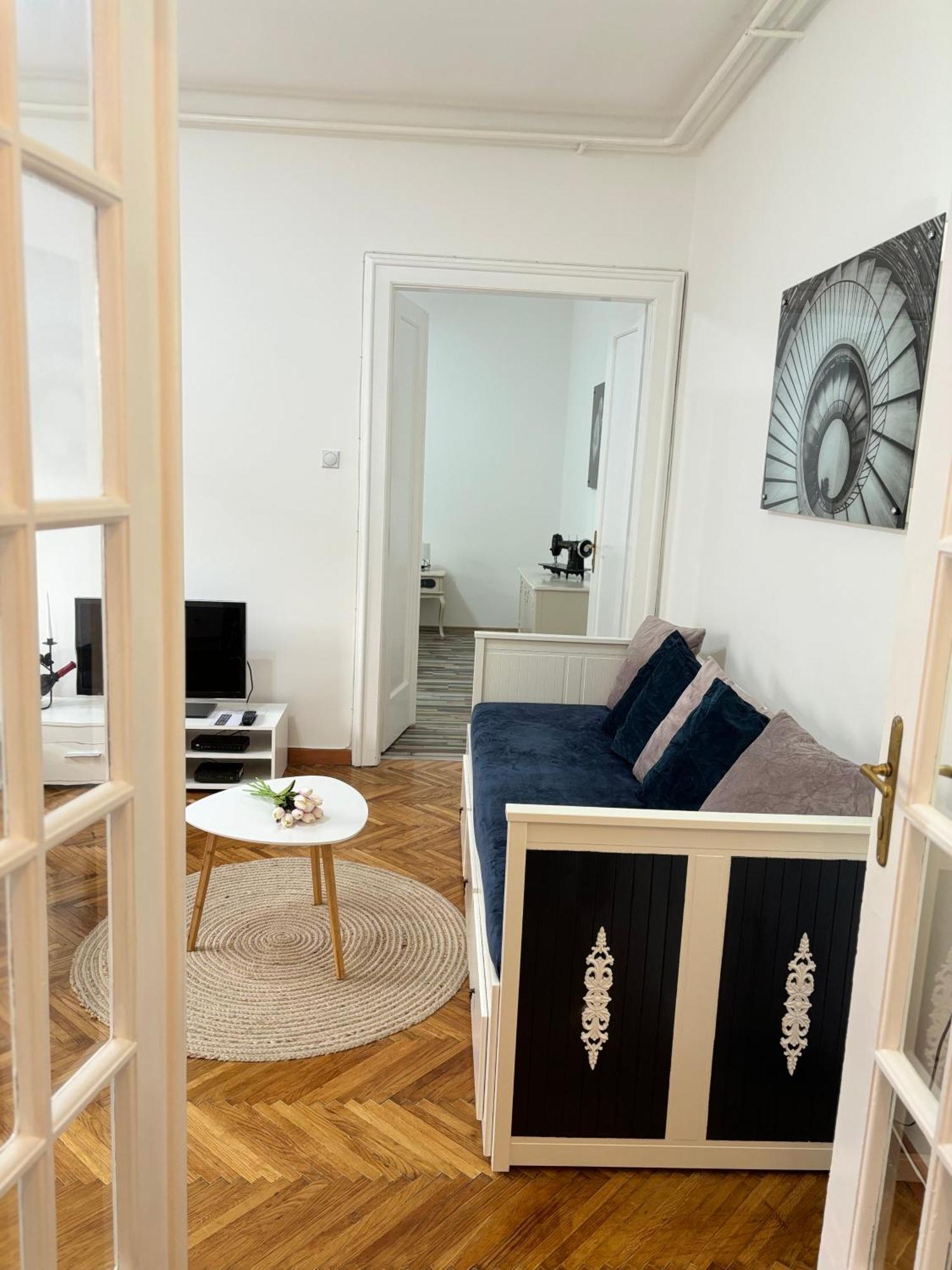 Center Retro Apartment Nis Ngoại thất bức ảnh