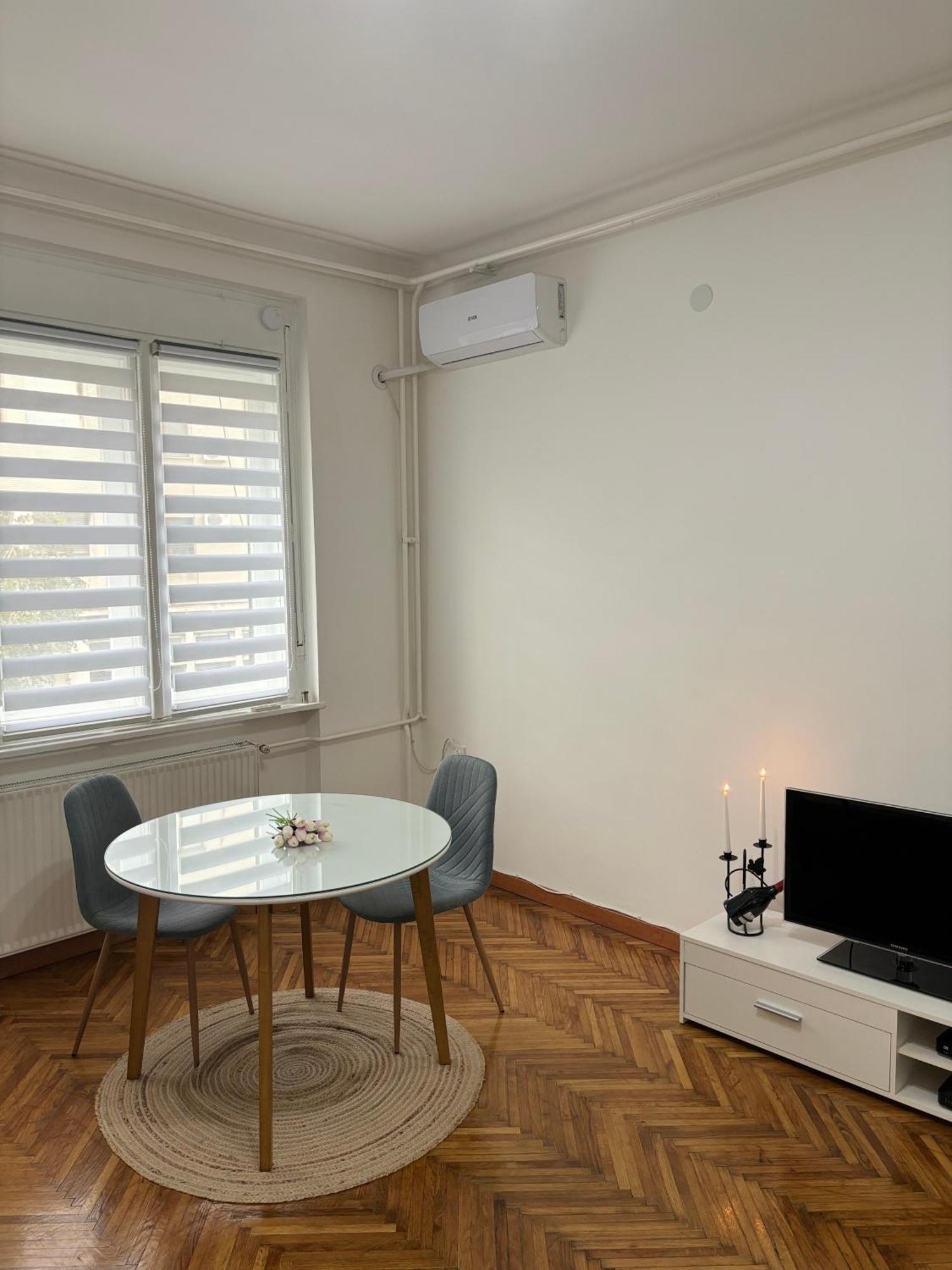 Center Retro Apartment Nis Ngoại thất bức ảnh